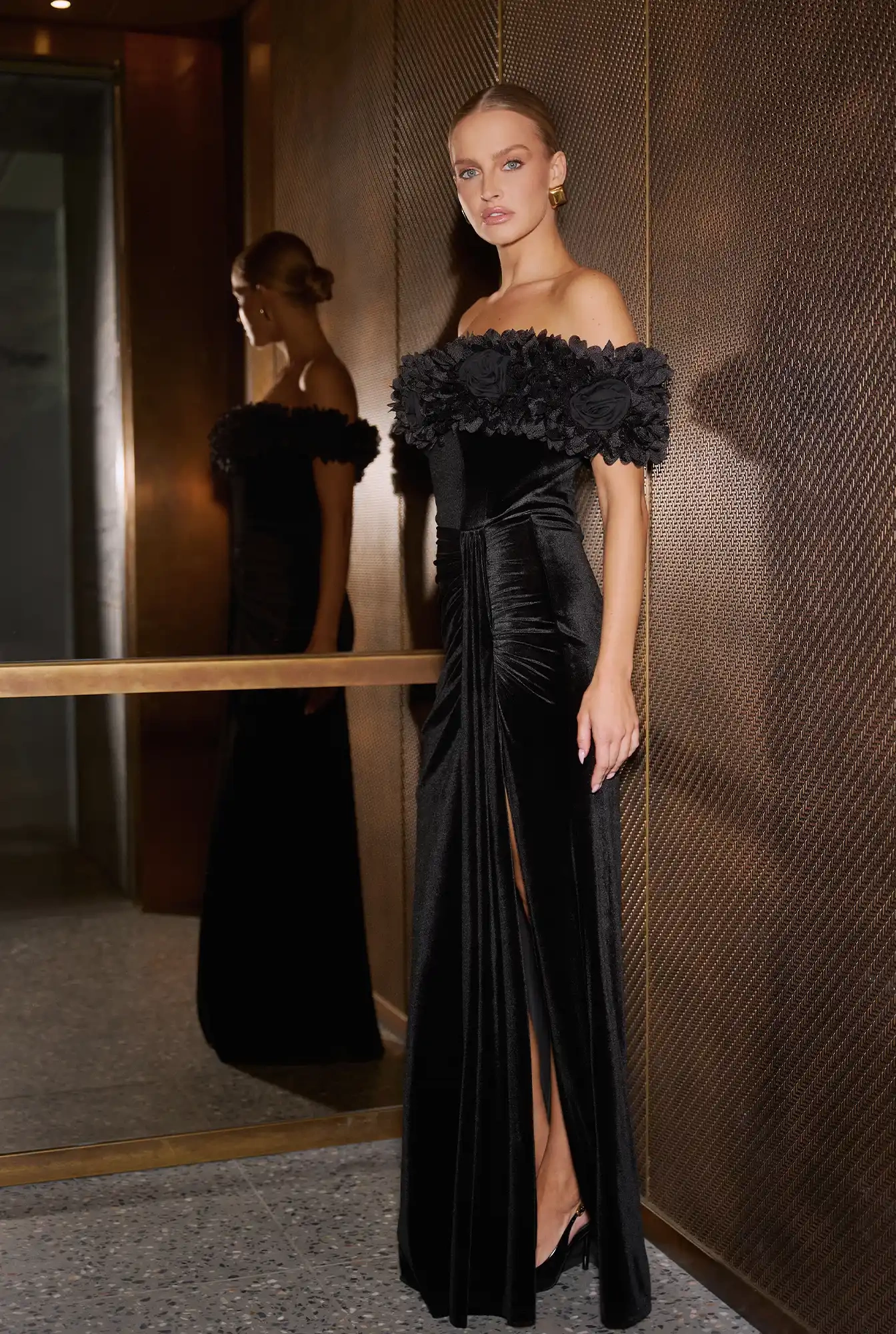 Klaudia – abito lungo nero con decorazione floreale