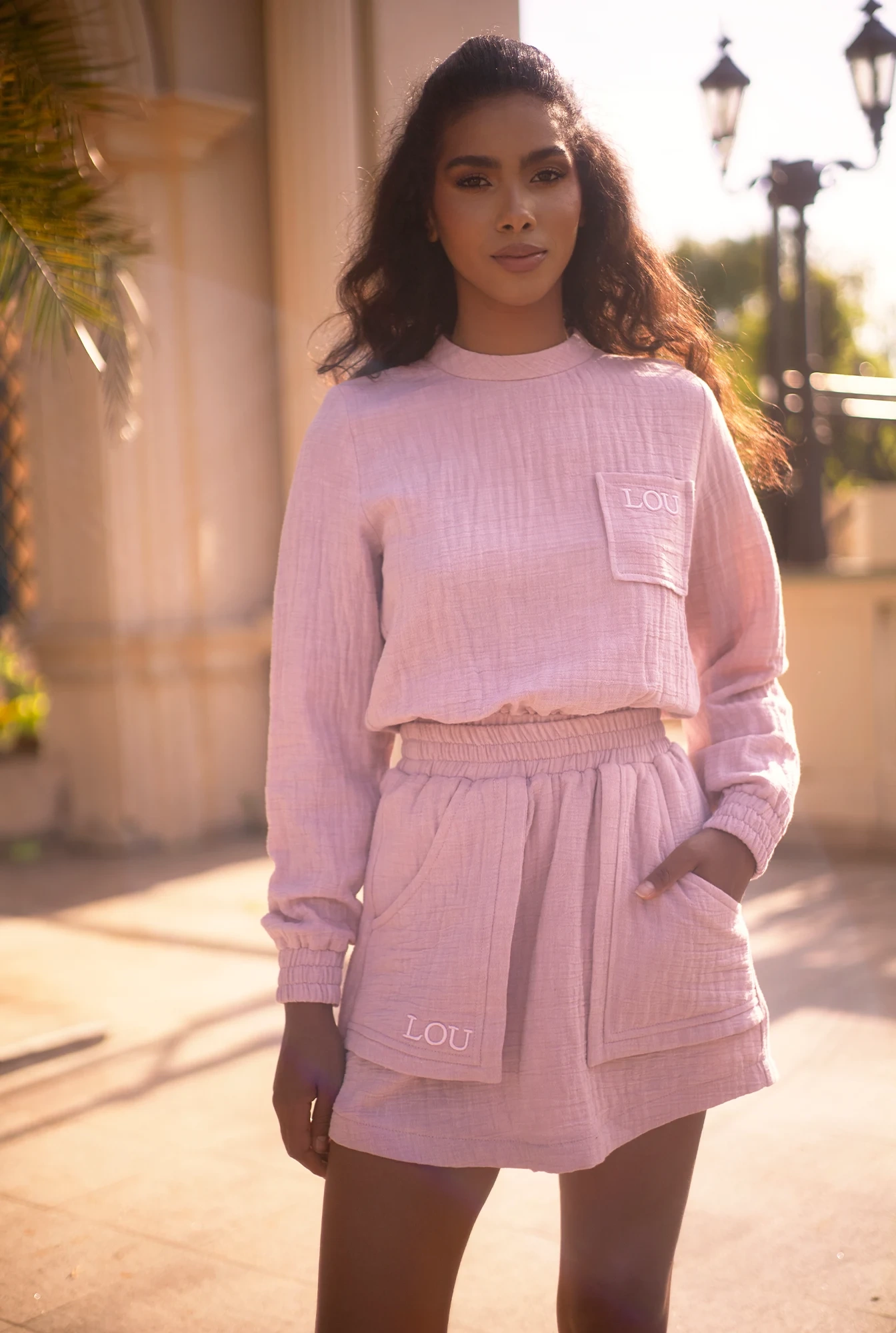 Kama - Set tuta rosa con minigonna e ricamo