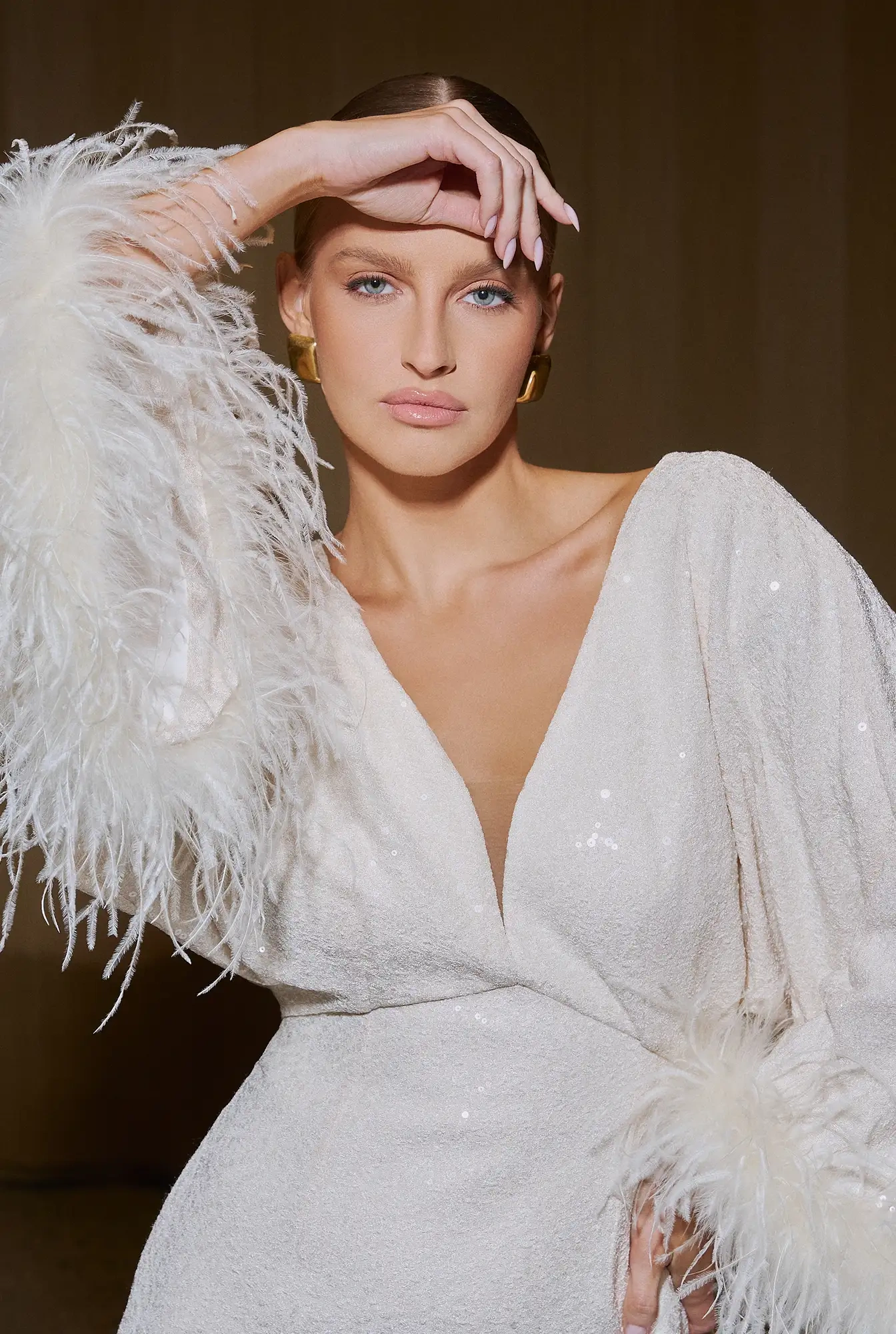 Toluca – abito mini color écru con paillettes e piume