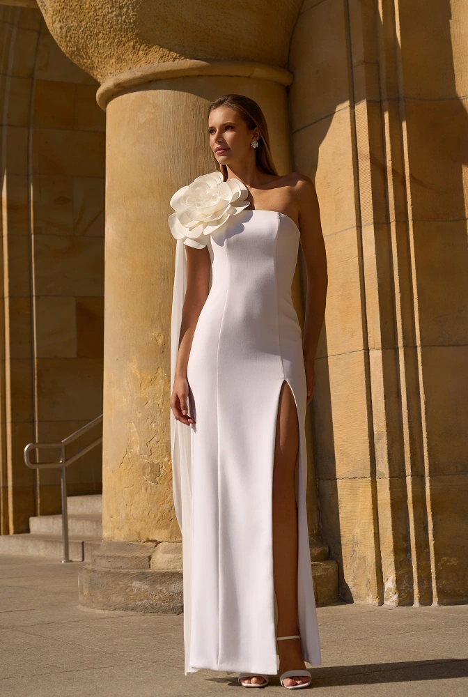 Lilianna - abito da sposa asimmetrico con fiore impreziosito