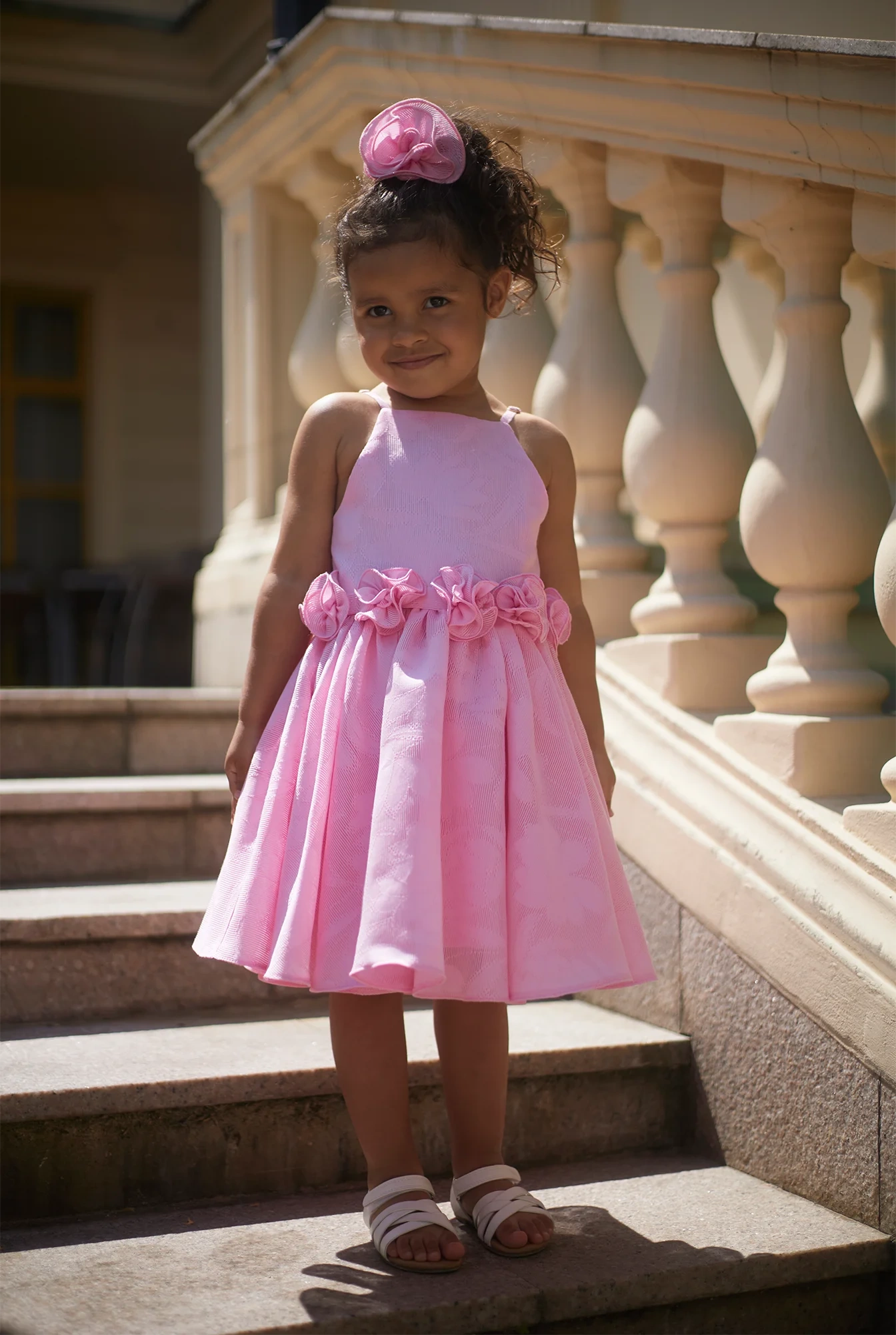 Dive - Abito da bebè nei toni del rosa con fiori fatti a mano e spalline regolabili + Elastico per capelli