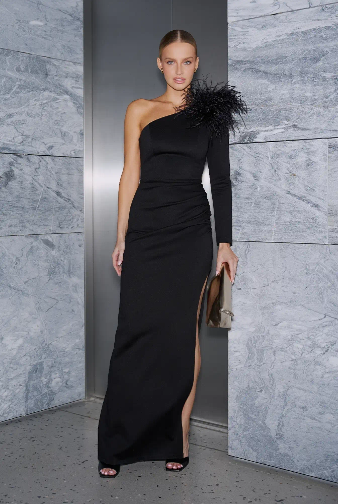 Elegante – abito maxi asimmetrico nero con spilla di piume