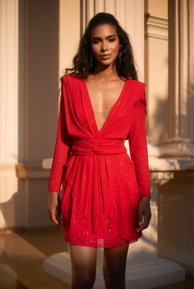 Kinzly - un abito di grande effetto in rosso intenso con broccato