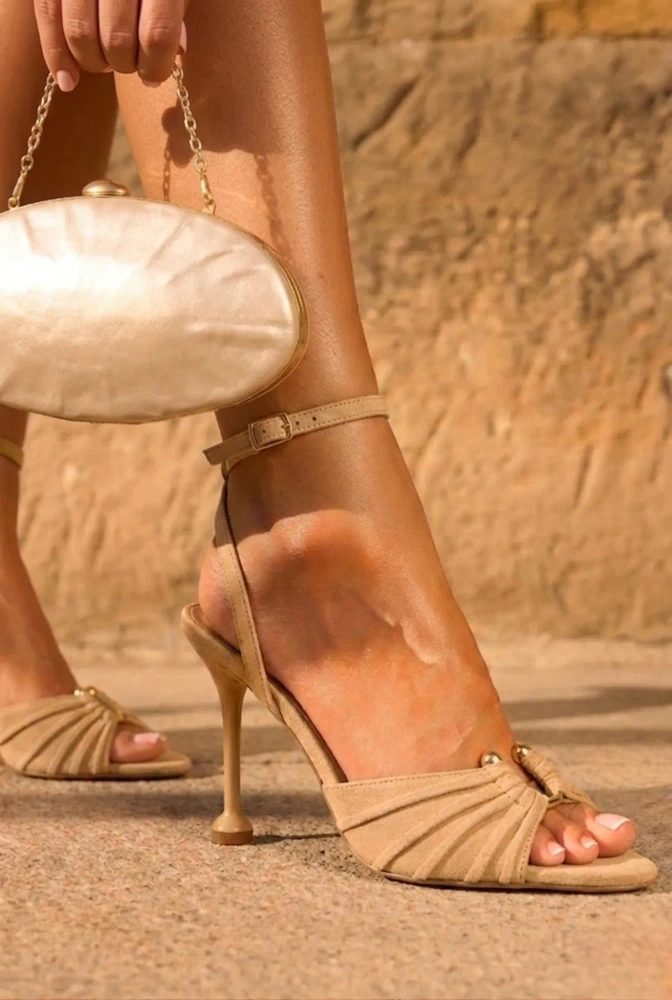 Avialle – sandali beige con tacco a spillo sottile e finitura stabile