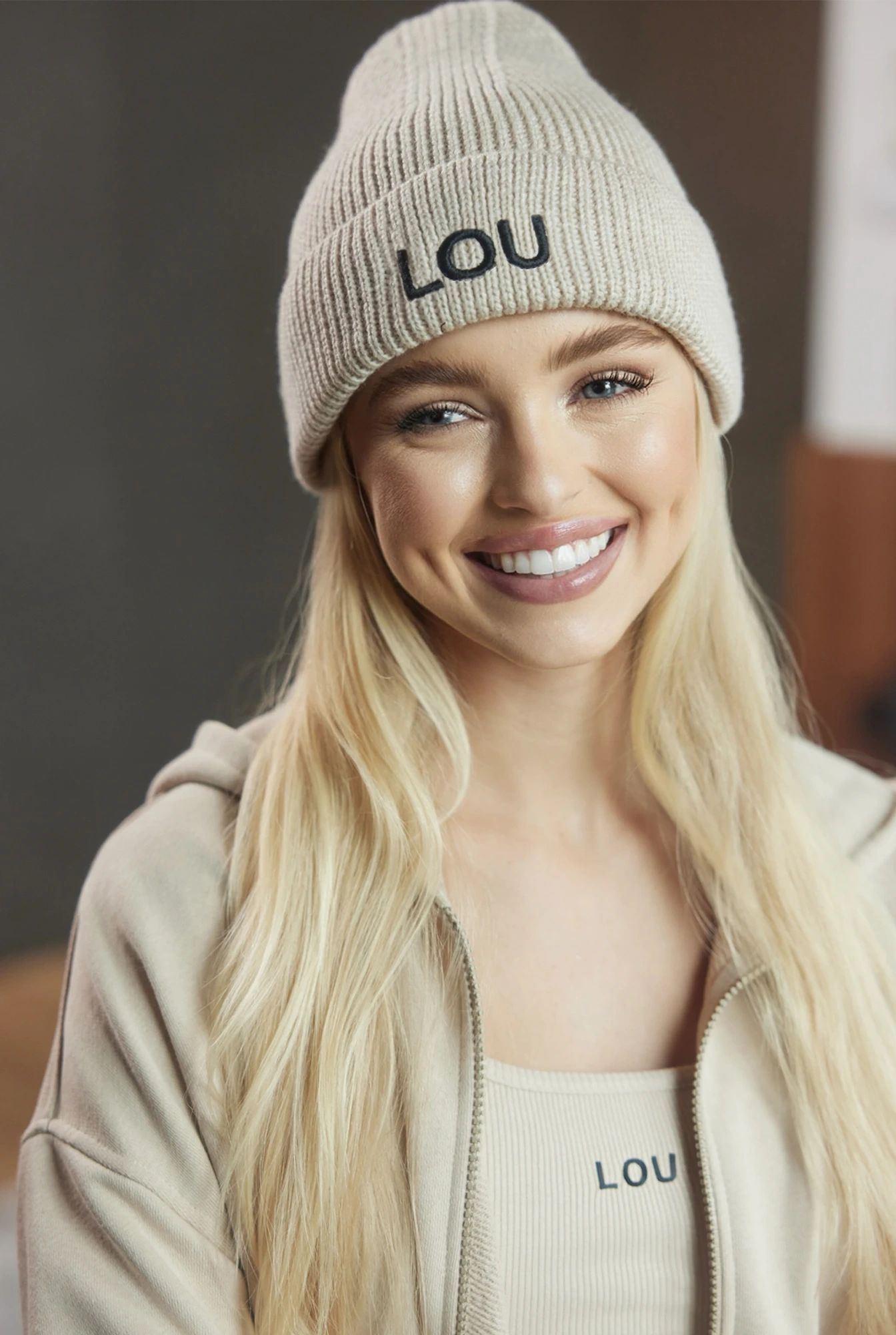 Berretto invernale beige con logo Lou